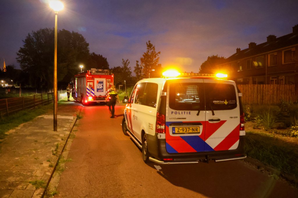 Zwaarbeschadigde auto aangetroffen in parkeervak, deuren wagenwijd open