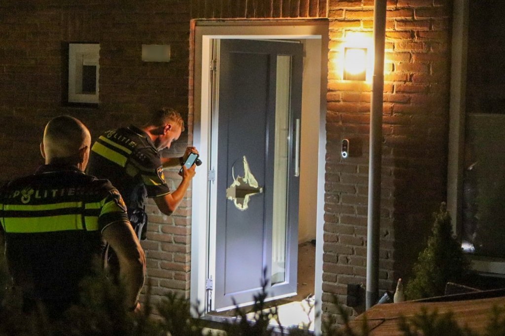 Man lichtgewond geraakt na explosie bij voordeur van woning